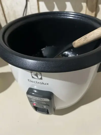 foto de Panela Elétrica Electrolux vapor arroz capacidade 1,3L 7 xícaras manter aquecido panela removível antiaderente tampa vidro RCB50 branca por Rita Lobo