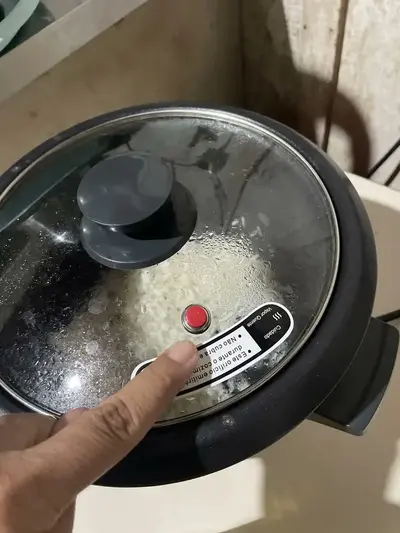 foto de Panela Elétrica Electrolux vapor arroz capacidade 1,3L 7 xícaras manter aquecido panela removível antiaderente tampa vidro RCB50 branca por Rita Lobo