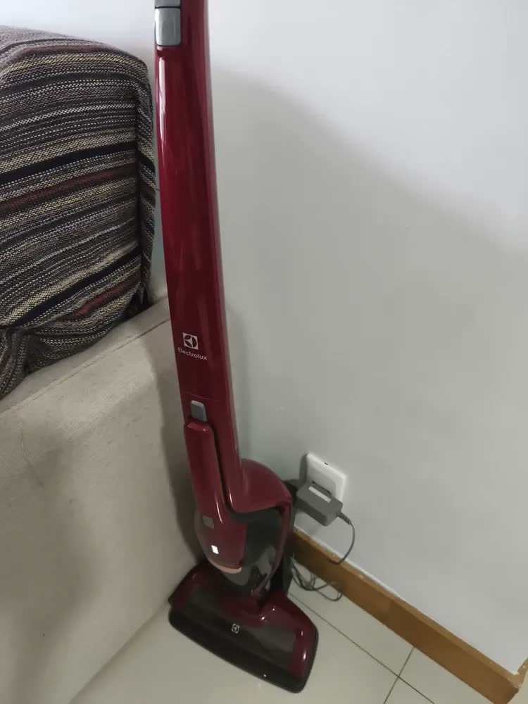 foto de Aspirador sem fio Vertical Electrolux Ergorápido ERG23 460ml vermelho