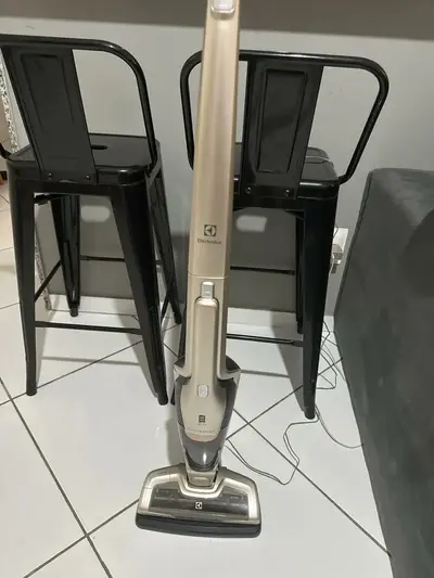 foto de Aspirador de Pó Vertical Sem Fio Electrolux Ergorapido 2 em 1 Bocal Pet até 45 min Dourado (ERG26) Bivolt