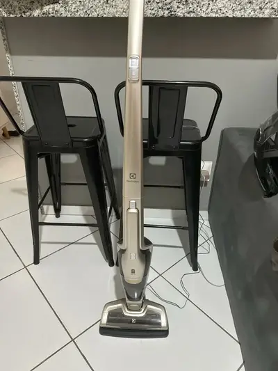 foto de Aspirador de Pó Vertical Sem Fio Electrolux Ergorapido 2 em 1 Bocal Pet até 45 min Dourado (ERG26) Bivolt