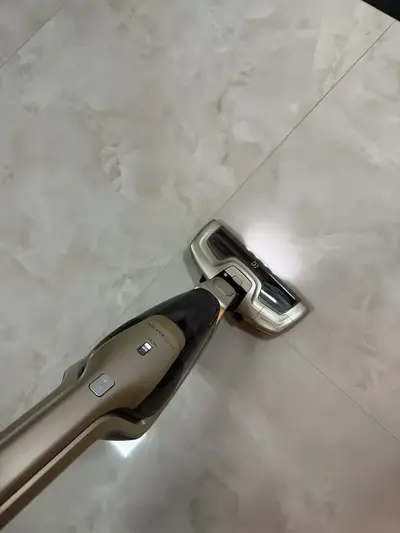 foto de Aspirador de Pó Vertical Sem Fio Electrolux Ergorapido 2 em 1 Bocal Pet até 45 min Dourado (ERG26) Bivolt