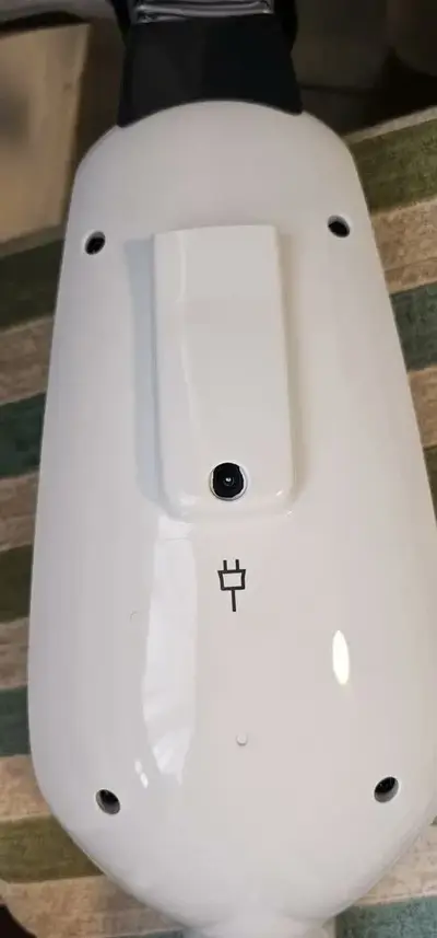 foto de Aspirador de Pó Vertical Sem Fio Electrolux Ergorapido 2 em 1 Cyclone até 21 min Branco (ERG21) - Bivolt