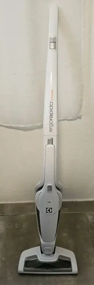 foto de Aspirador de Pó Vertical Sem Fio Electrolux Ergorapido 2 em 1 Cyclone até 21 min Branco (ERG21) - Bivolt