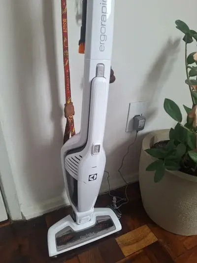 foto de Aspirador de Pó Vertical Sem Fio Electrolux Ergorapido 2 em 1 Cyclone até 21 min Branco (ERG21) - Bivolt