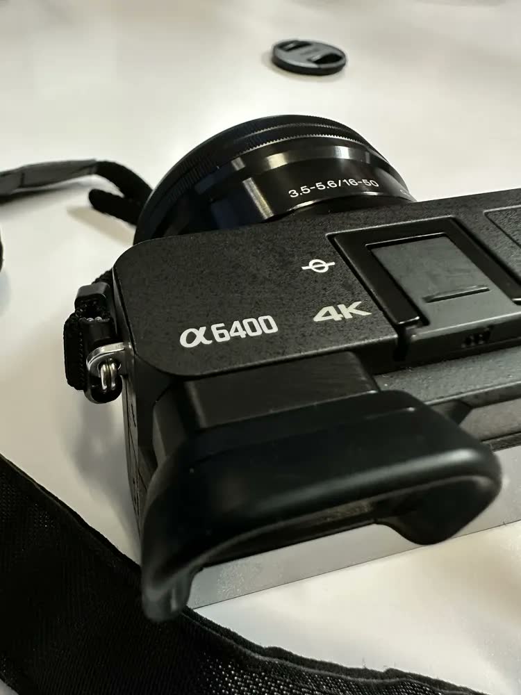 foto de Sony Alpha ILCE-6400L sem espelho cor preto