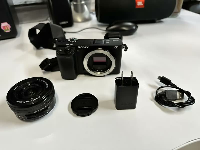foto de Sony Alpha ILCE-6400L sem espelho cor preto