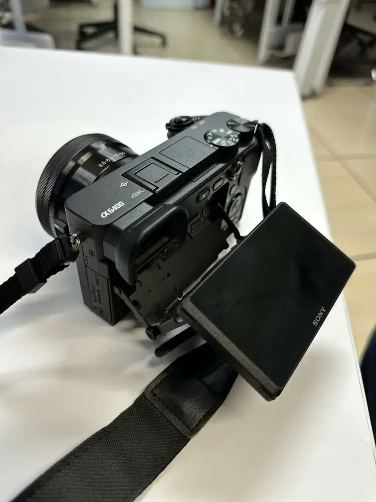 foto de Sony Alpha ILCE-6400L sem espelho cor preto