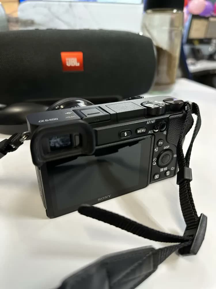 foto de Sony Alpha ILCE-6400L sem espelho cor preto