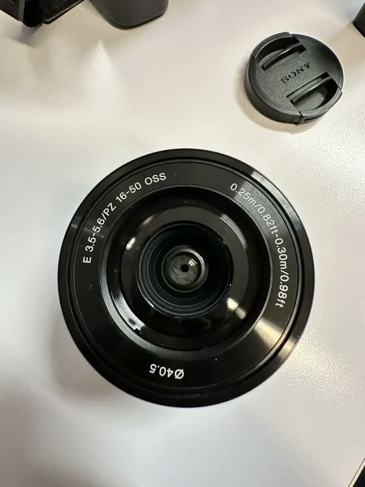 foto de Sony Alpha ILCE-6400L sem espelho cor preto