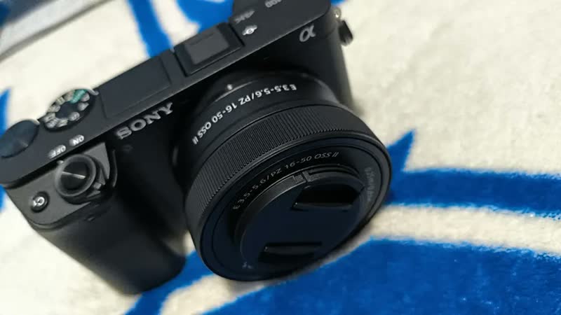 foto de Sony Alpha ILCE-6400L sem espelho cor preto
