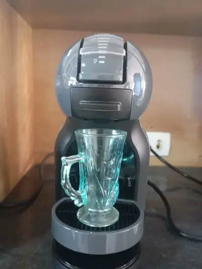 foto de Cafeteira Nescafé Dolce Gusto Arno Mini Me Preta
