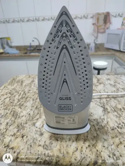 foto de Ferro de Passar Roupa Black+Decker FX3060 Base Antiaderente
