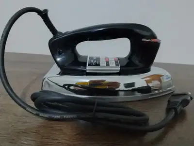foto de Ferro a vapor Black+decker cor preto prateado Vfa1110tm2