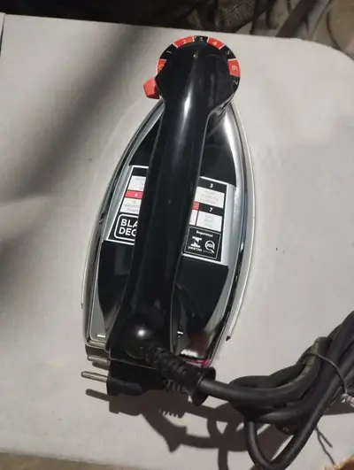 foto de Ferro de Passar Roupa a Seco Black+Decker VFA1110XM6 Base de Alumínio 127V
