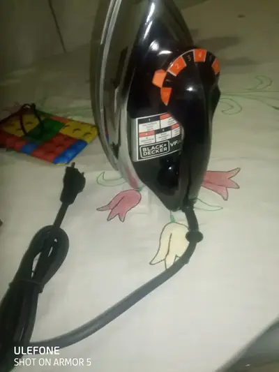 foto de Ferro de Passar Roupa a Seco Black+Decker VFA1110XM6 Base de Alumínio 127V
