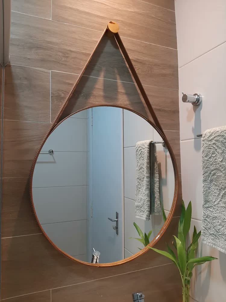 foto de Espelho De Banheiro Decorativo Redondo 60cm C/ Alça De Couro