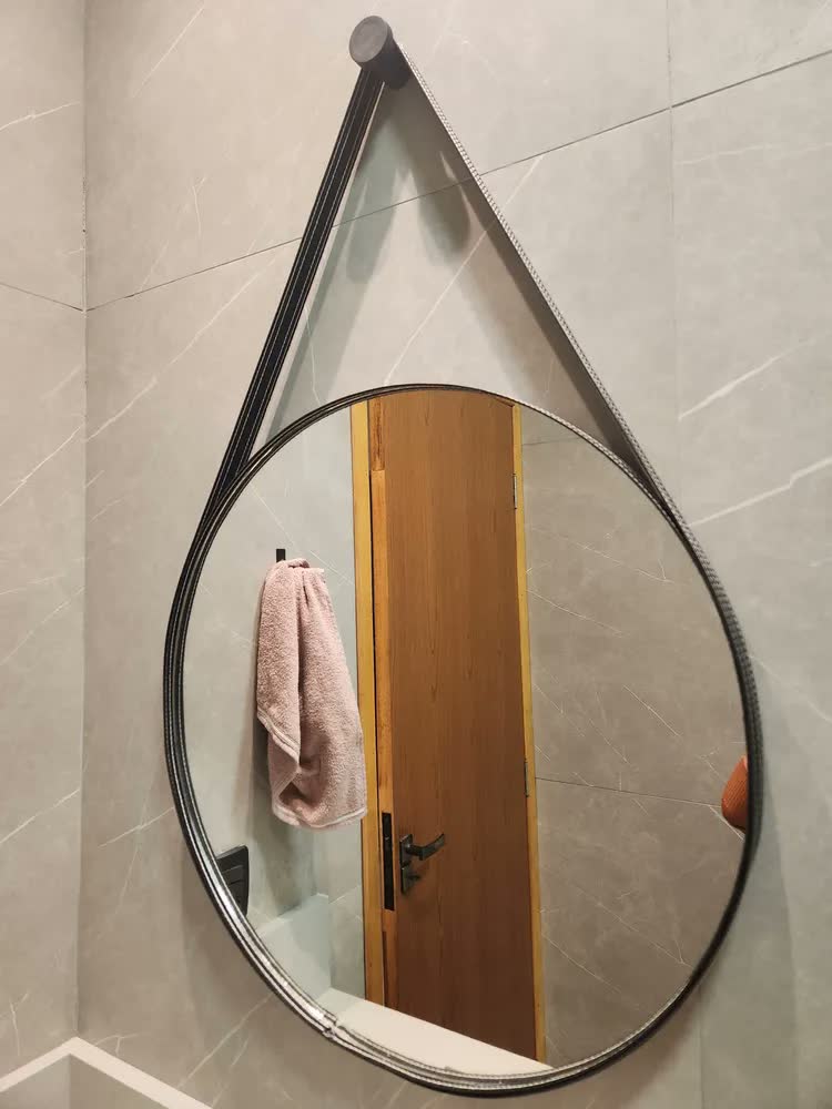 foto de Espelho De Banheiro Decorativo Redondo 60cm C/ Alça De Couro