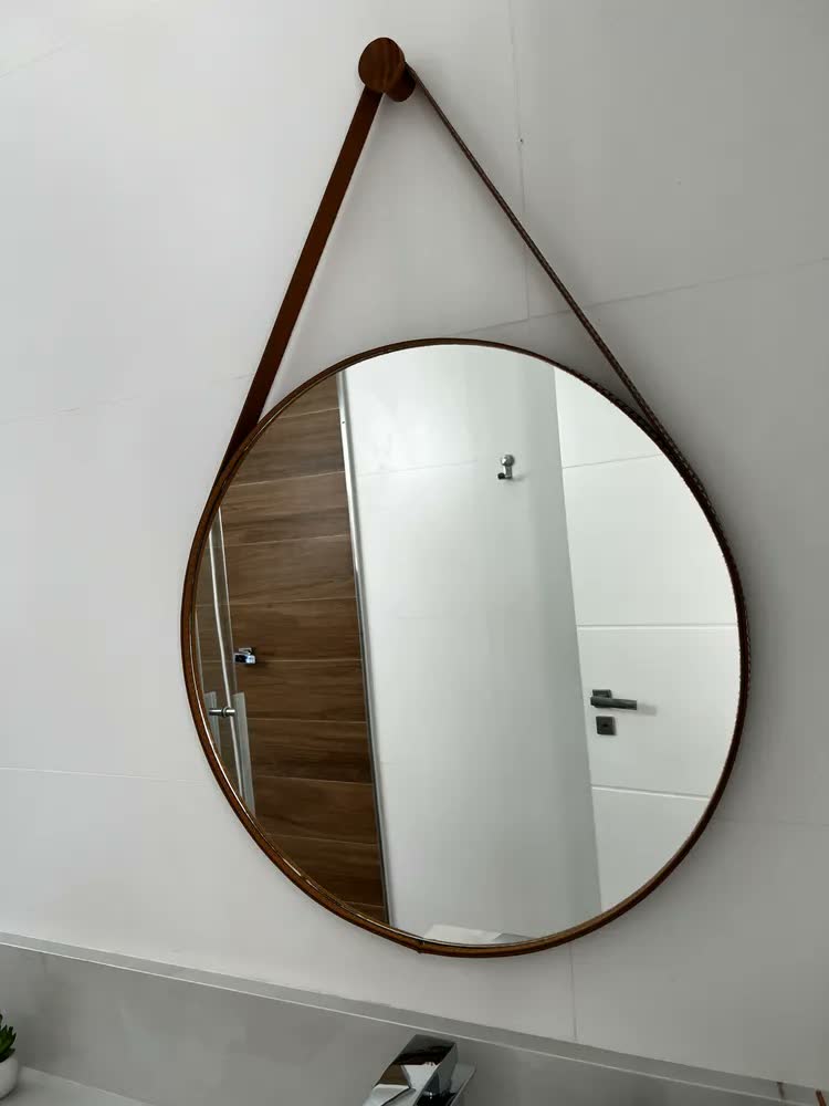 foto de Espelho De Banheiro Decorativo Redondo 60cm C/ Alça De Couro