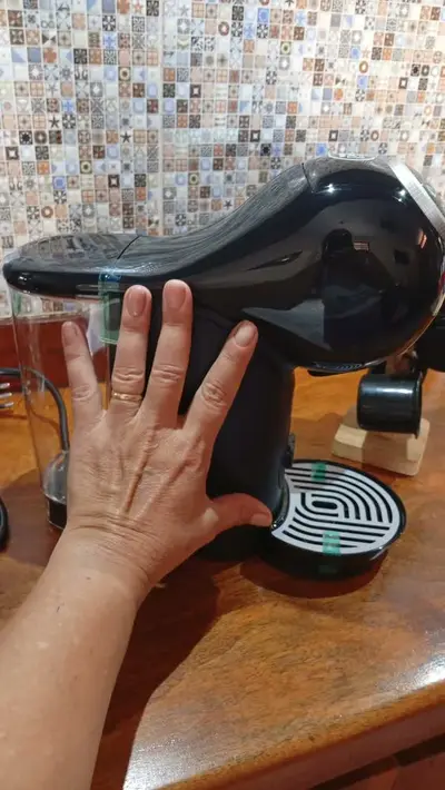 foto de Cafeteira Nescafé Dolce Gusto Genio S Plus Dgs3 Vermelha Cor Vermelho