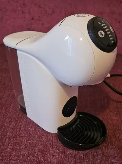 foto de Cafeteira Nescafé Dolce Gusto Nescafé Genio S DGS4 automática branca para cápsulas monodose