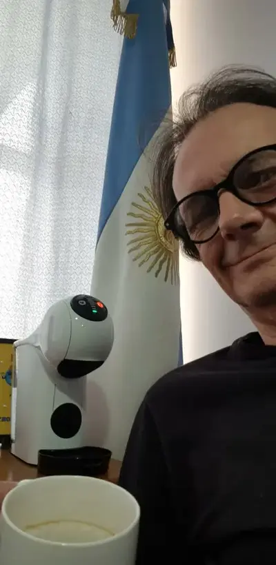 foto de Cafeteira Nescafé Dolce Gusto Nescafé Genio S DGS4 automática branca para cápsulas monodose