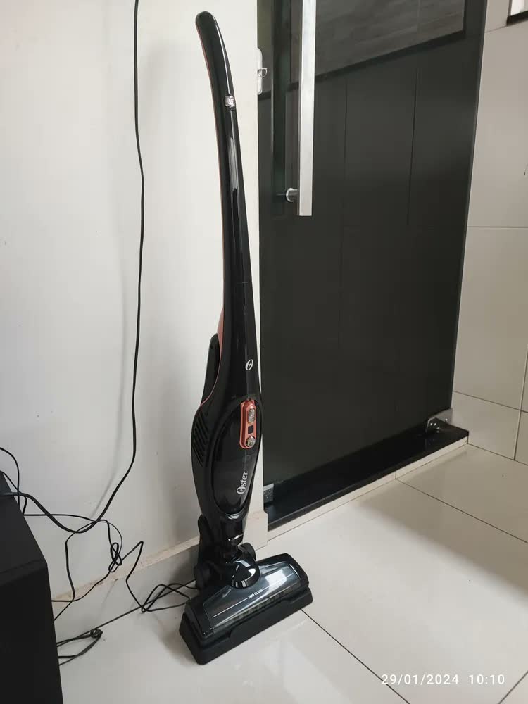 foto de Aspirador De Pó Vertic 2 Em 1 Duo Clean 110w Oster Cor Preto