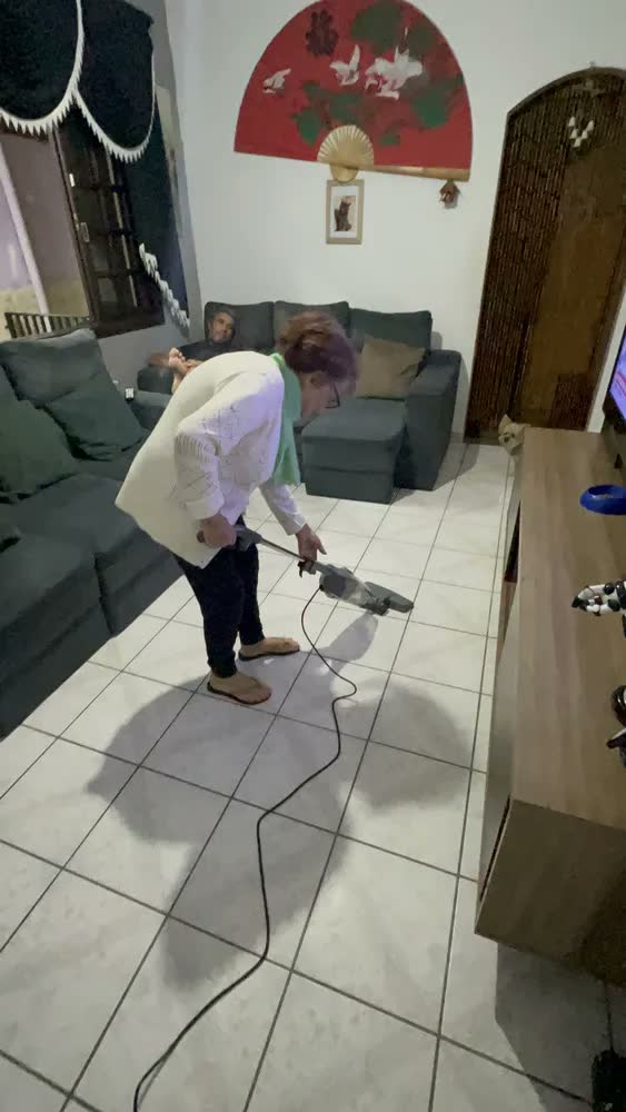 foto de ASPIRADOR DE PÓ ELECTROLUX VERTICAL COM FIO 2 EM 1 127V STK15