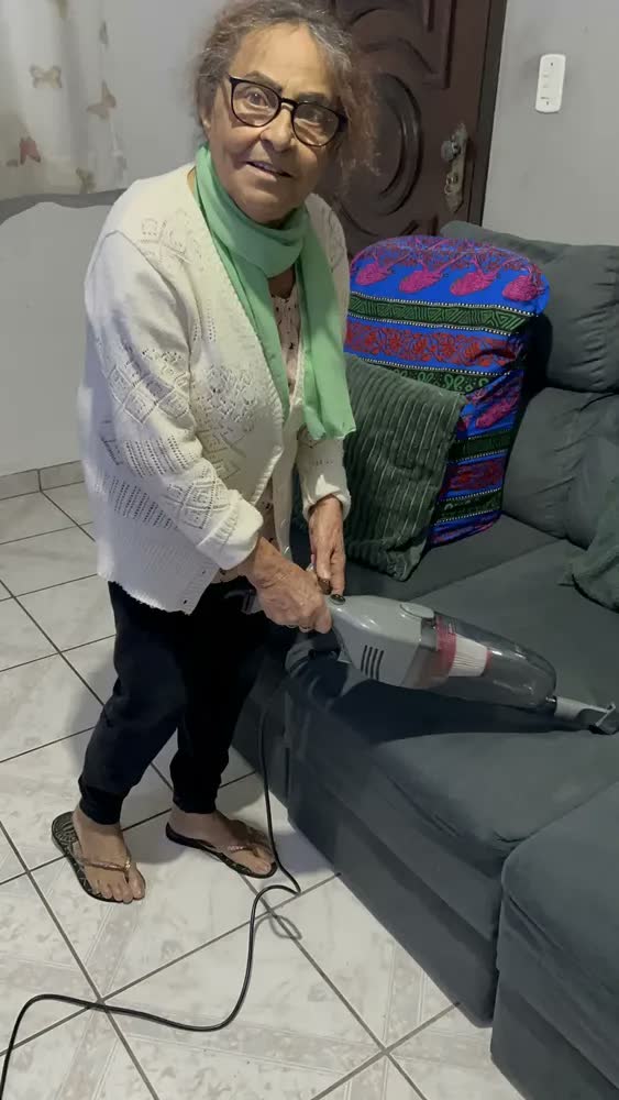 foto de ASPIRADOR DE PÓ ELECTROLUX VERTICAL COM FIO 2 EM 1 127V STK15