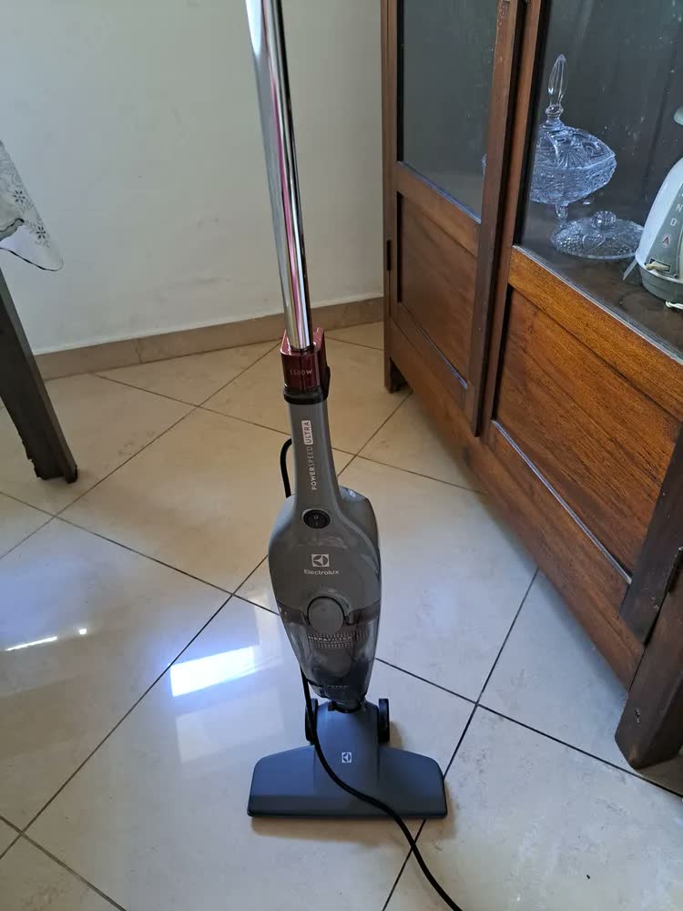 foto de ASPIRADOR DE PÓ ELECTROLUX VERTICAL COM FIO 2 EM 1 127V STK15