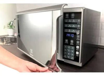 foto de Micro-ondas MI41S Inox Espelhado Painel Integrado 31 litros Electrolux