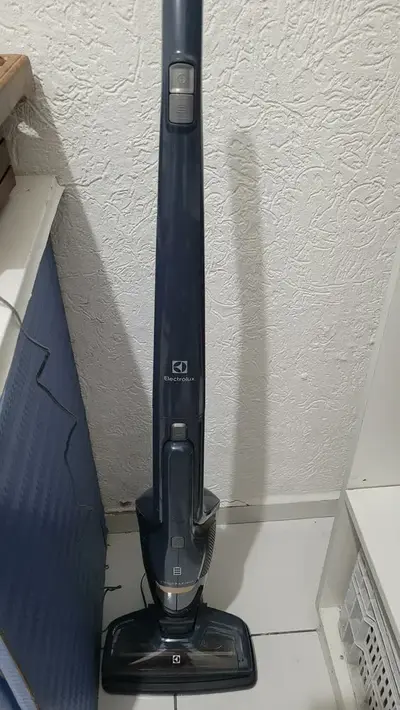 foto de Aspirador de Pó Vertical Sem Fio Electrolux Ergorapido 2 em 1 Luz LED até 35 min Branco (ERG25B) Bivolt