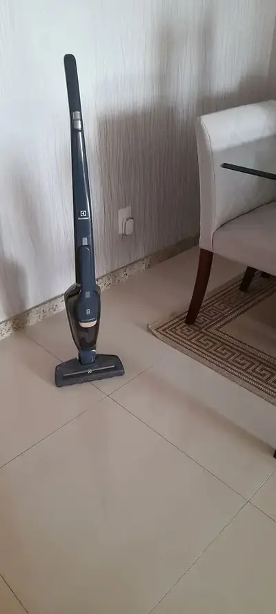foto de Aspirador de Pó Vertical Sem Fio Electrolux Ergorapido 2 em 1 Luz LED até 35 min Branco (ERG25B) Bivolt