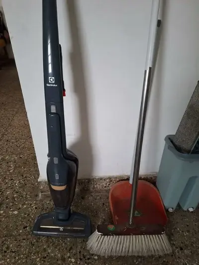 foto de Aspirador de Pó Vertical Sem Fio Electrolux Ergorapido 2 em 1 Luz LED até 35 min Branco (ERG25B) Bivolt