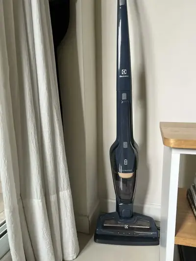 foto de Aspirador de Pó Vertical Sem Fio Electrolux Ergorapido 2 em 1 Luz LED até 35 min Branco (ERG25B) Bivolt