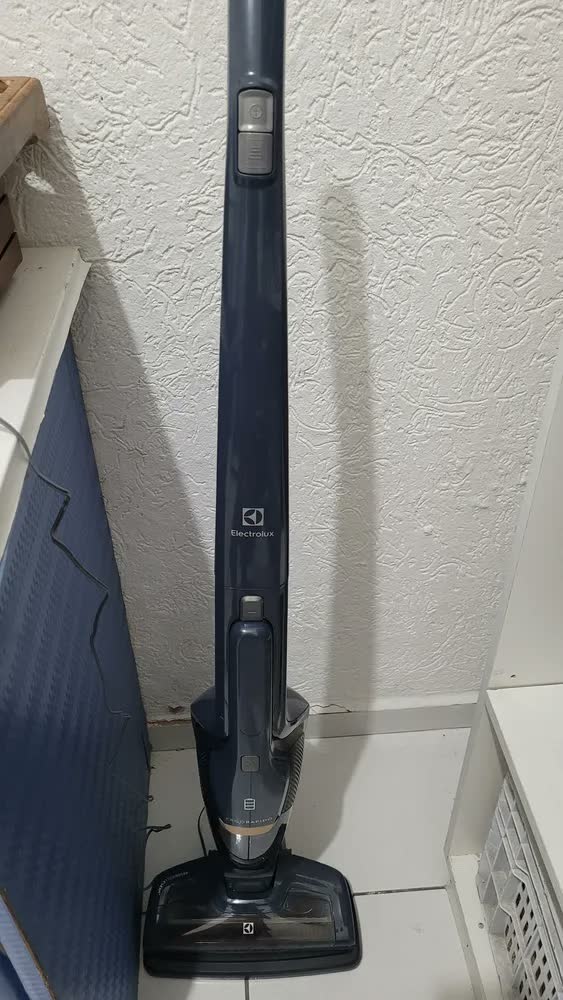 foto de Aspirador de Pó Vertical ERG25N 18V Ergorapido Electrolux sem Fio 2 em 1 Luz LED