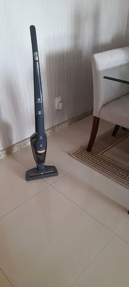 foto de Aspirador de Pó Vertical ERG25N 18V Ergorapido Electrolux sem Fio 2 em 1 Luz LED