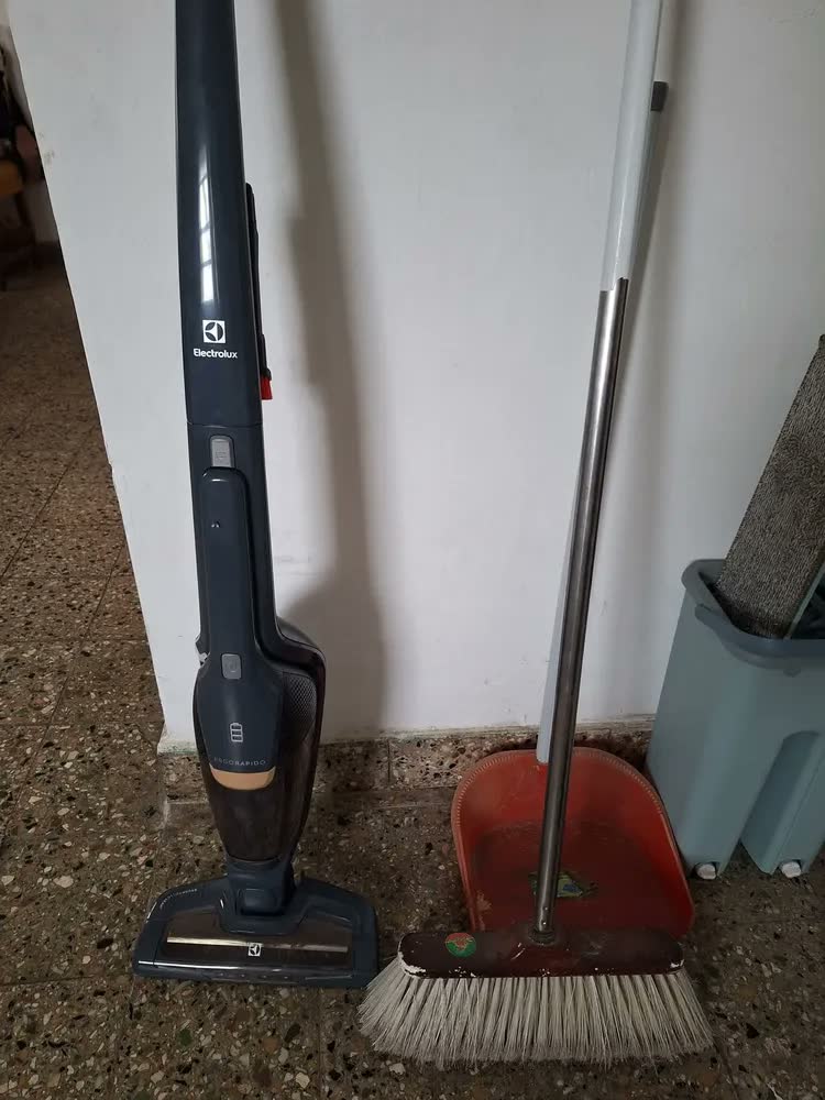 foto de Aspirador de Pó Vertical ERG25N 18V Ergorapido Electrolux sem Fio 2 em 1 Luz LED