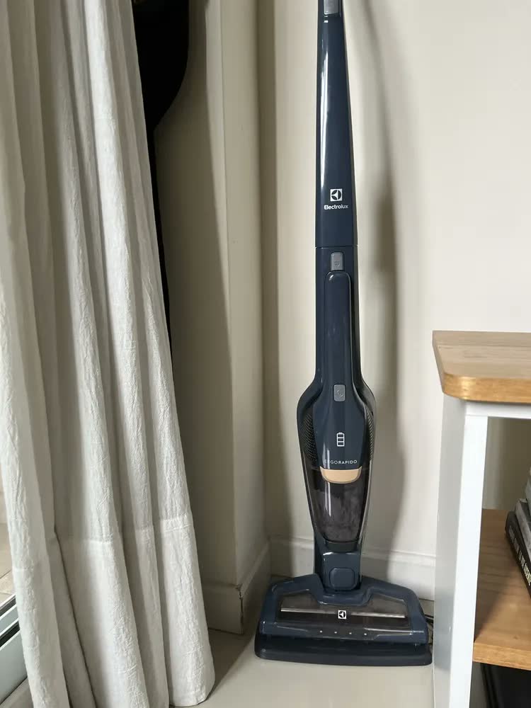 foto de Aspirador de Pó Vertical ERG25N 18V Ergorapido Electrolux sem Fio 2 em 1 Luz LED