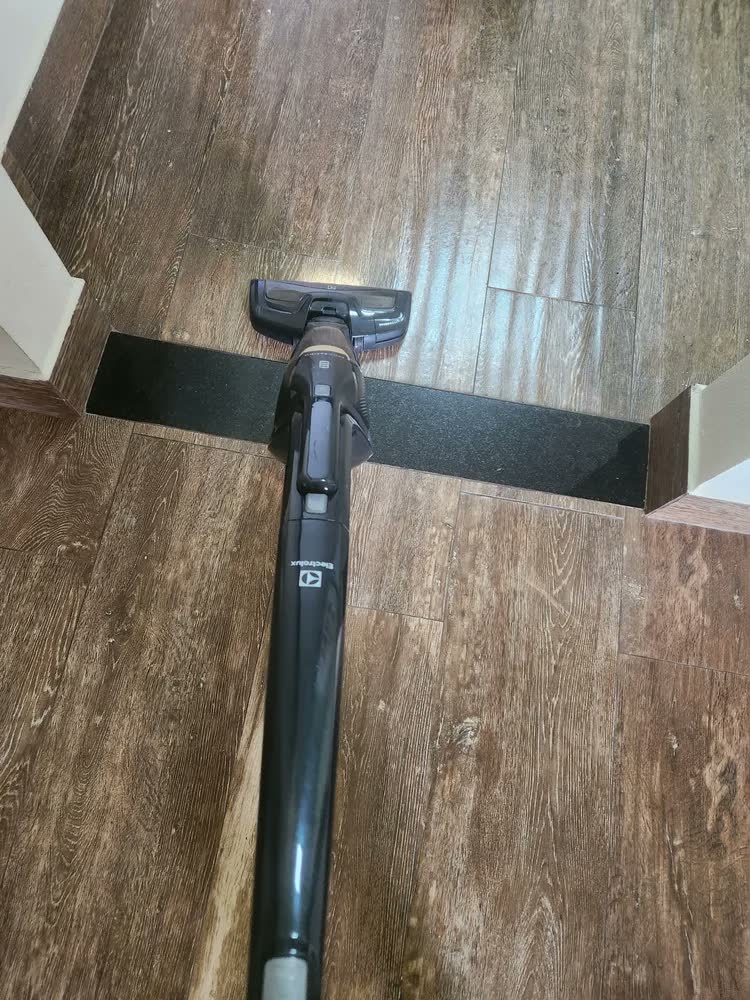 foto de Aspirador de Pó Vertical ERG28 18V Ergorapido Electrolux sem Fio 2 em 1 Luz LED até 45 min ERG28 - Bivolt