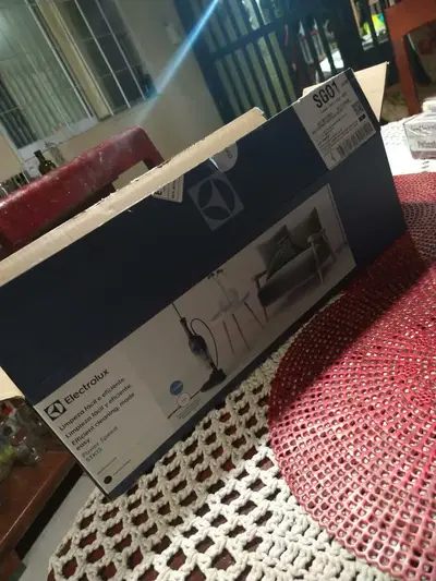 foto de Aspirador de Pó Vertical Electrolux 1.100W cabo de 5m portátil de mão 2 em 1 potente com capacidade 1,2L filtro HEPA preto