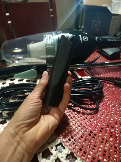 foto de Aspirador de Pó Vertical Electrolux 1.100W cabo de 5m portátil de mão 2 em 1 potente com capacidade 1,2L filtro HEPA preto