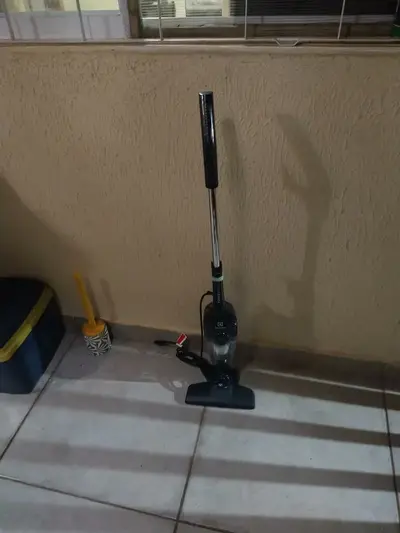 foto de Aspirador de Pó Vertical Electrolux 1.100W cabo de 5m portátil de mão 2 em 1 potente com capacidade 1,2L filtro HEPA preto