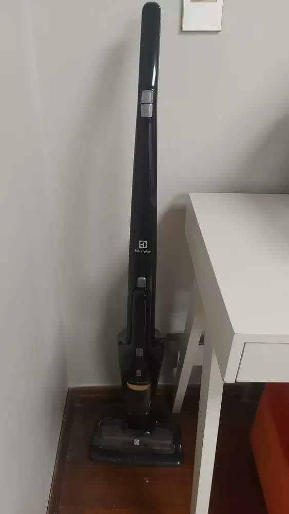 foto de Aspirador de Pó Vertical Electrolux 14,4V Ergorapido sem Fio 2 em 1 Luz LED ERG24N - Bivolt