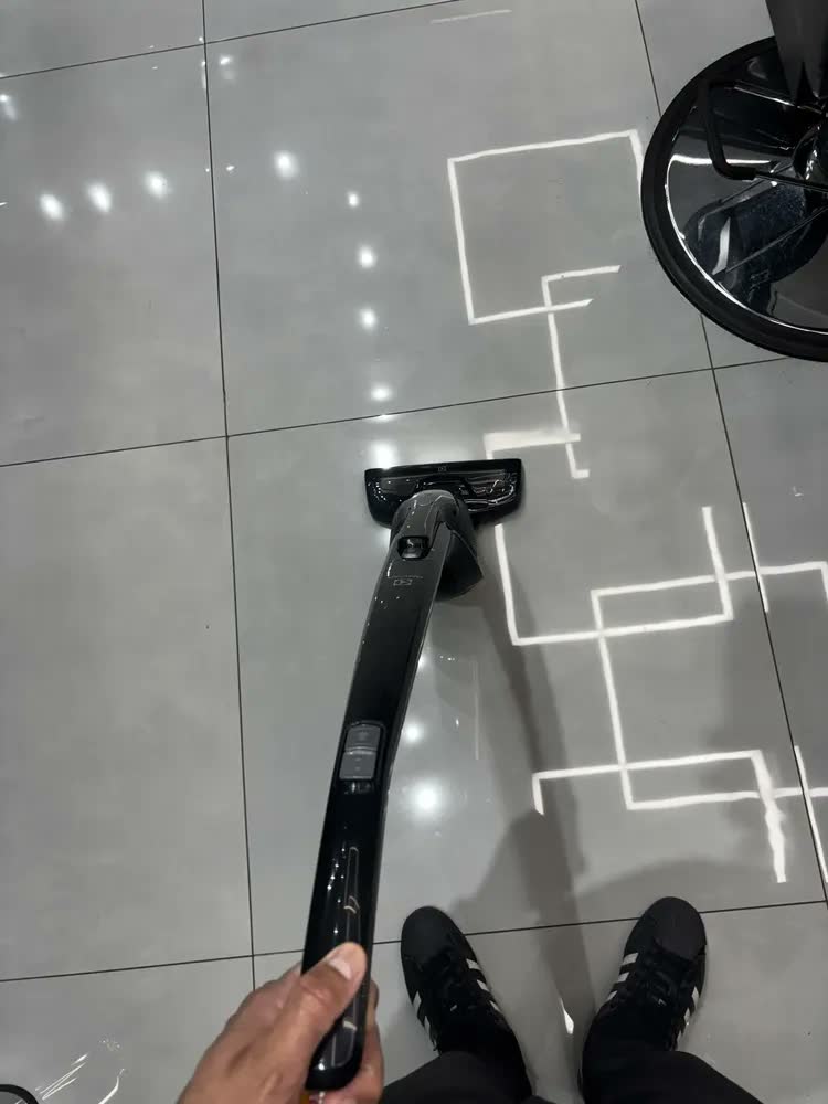 foto de Aspirador de Pó Vertical Electrolux 14,4V Ergorapido sem Fio 2 em 1 Luz LED ERG24N - Bivolt