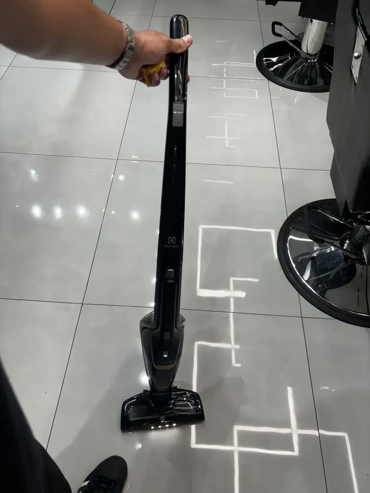 foto de Aspirador de Pó Vertical Electrolux 14,4V Ergorapido sem Fio 2 em 1 Luz LED ERG24N - Bivolt