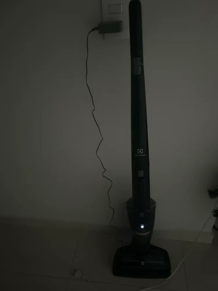 foto de Aspirador de Pó Vertical Electrolux 14,4V Ergorapido sem Fio 2 em 1 Luz LED ERG24N - Bivolt
