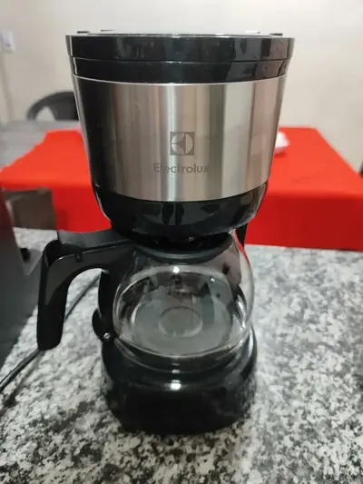foto de Cafeteira Elétrica Electrolux inox filtro permanente removivel corta pingos capacidade 600ml 15 xicaras função manter aquecido sistema ECM10