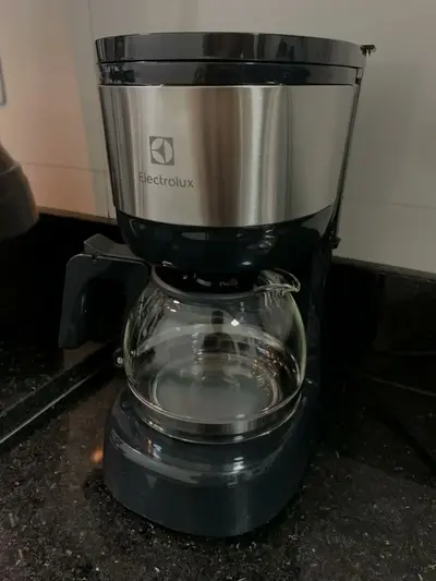 foto de Cafeteira Elétrica Electrolux inox filtro permanente removivel corta pingos capacidade 600ml 15 xicaras função manter aquecido sistema ECM10