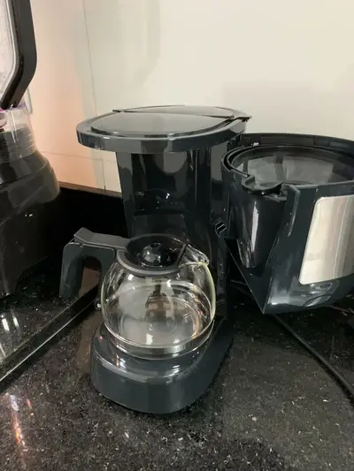 foto de Cafeteira Elétrica Electrolux inox filtro permanente removivel corta pingos capacidade 600ml 15 xicaras função manter aquecido sistema ECM10